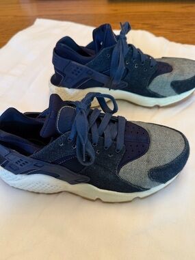 Nike Women’s Navy and Light Gray Athletic Sneakers